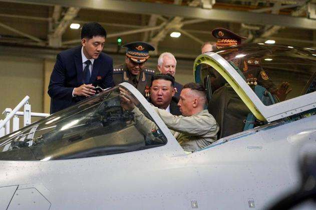 Kim Jong-un visita fábrica de aviões na Rússia