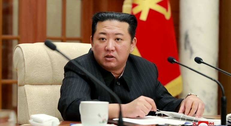Líder norte-coreano Kim Jong-un participa de reunião em Pyongyang