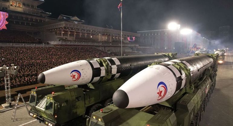 Mísseis em desfile militar na capital norte-coreana, Pyongyang
