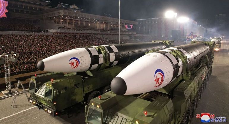 Mísseis balísticos intercontinentais foram exibidos no desfile militar na capital, Pyongyang