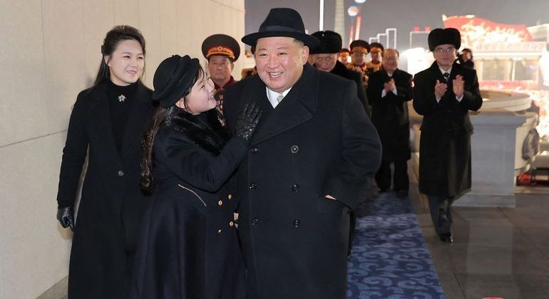 Kim Jong-un na parada militar com sua filha Ju Ae e sua mulher, Ri Sol-ju (à esquerda)