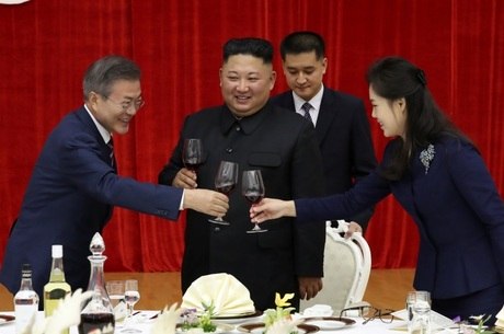 Kim e Moon participam de brinde ao novo encontro