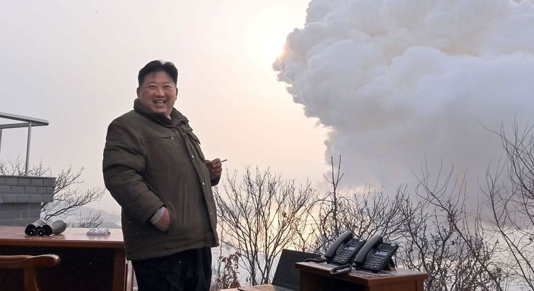 O líder Kim Jong-un durante inspeção de novo motor da Coreia do Norte