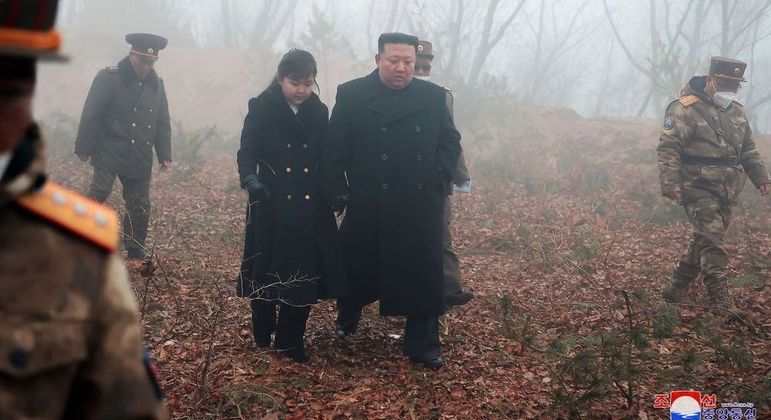 Líder norte-coreano e sua filha caminham na região dos testes nucleares