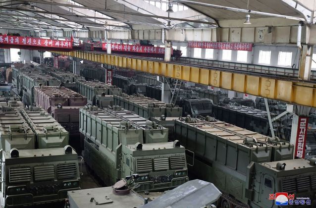 Blindados multiuso localizados em uma importante fábrica de armas em local não revelado na Coreia do Norte