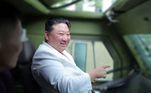 O líder da Coreia do Norte, Kim Jong-un, dentro de um
veículo blindado multiuso durante uma visita a uma importante fábrica de
munições em local não revelado na Coreia do Norte