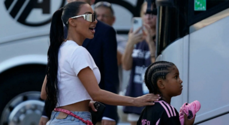 10. Kim KardashianA influenciadora também esteve no primeiro jogo do argentino pelo Inter Miami, acompanhada do filho Saint, de 7 anos. O pequeno é obcecado por Messi e ficou eufórico quando conseguiu tirar uma foto com o jogador