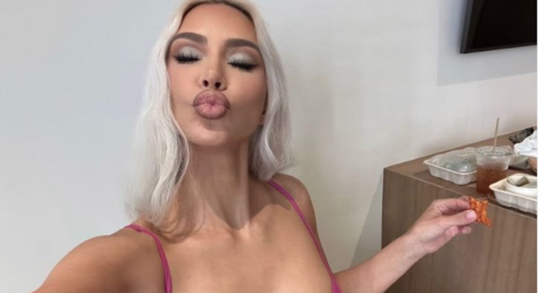 Kim Kardashian comemora aniversário em lanchonete de fast-food