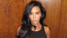 Kim Kardashian chama atenção com biquíni que brilha no escuro 