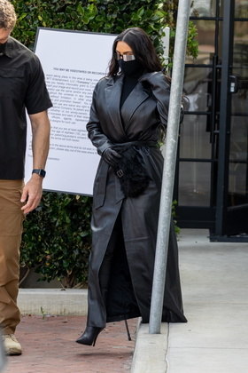 Kim Kardashian usou um look todo escuro e, assim como no Met Gala 2021, cobriu quase todo o rosto para o almoço no famoso restaurante Lucky's 