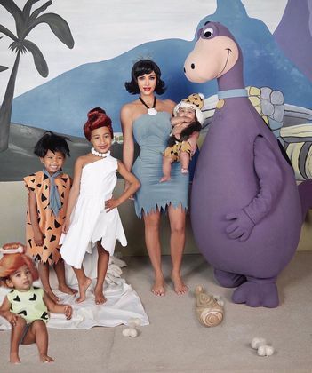 Kim Kardashian com os filhos fantasiada