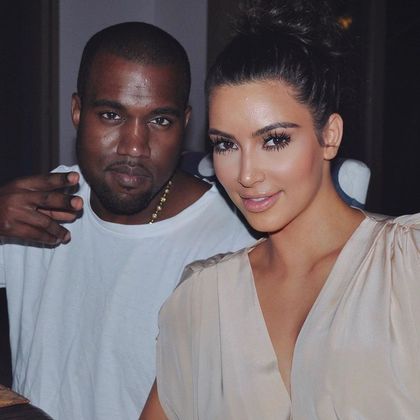 Em fevereiro, a estrela de reality Kim Kardashian pediu o divórcio do marido, o rapper Kanye West, após quase sete anos de casamento, informou uma porta-voz da Corte Superior de Los Angeles. Um representante de Kardashian, de 40 anos, confirmou que ela havia entrado com os papéis. O site de celebridades TMZ disse que a separação foi amigável e que Kardashian pediu a guarda conjunta dos quatro filhos, segundo fontes não identificadas