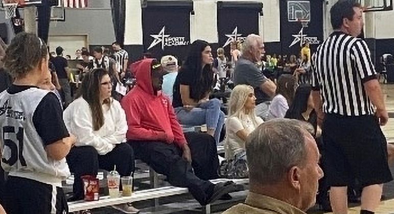 Kim Kardashian e Kanye West assistem ao jogo de basquete da filha