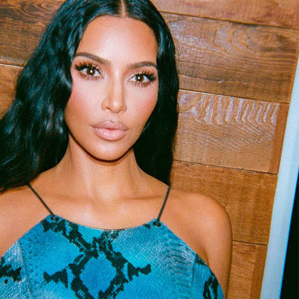 Kim Kardashian está com 41 anos e tem histórico de realizar vários procedimentos estéticos para parecer mais nova, além de cuidar muito bem da alimentação e praticar academia. 