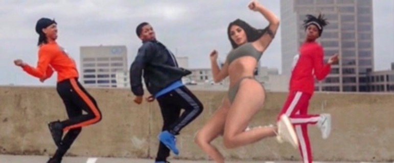 Pose inusitada de Kim Kardashian vira memes nas redes sociais - Jornal O  Globo