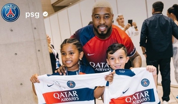 Os pequenos também tiraram foto com o zagueiro francês Kimpembe