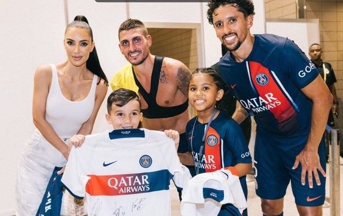 O PSG publicou fotos de Kim Kardashian com o zagueiro Marquinhos e o volante italiano Marco Verratti