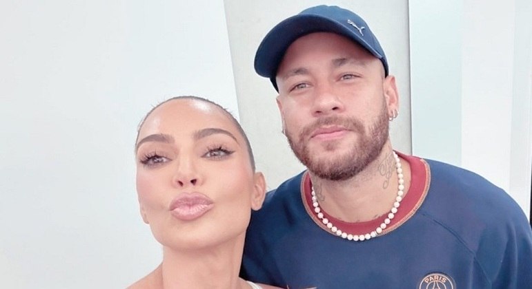 Sem contar com Neymar nem Kylian Mbappé, o Paris Saint-Germain ficou aquém do esperado nesta terça-feira e não passou de um fraco empate sem gols com o Al-Nassr, clube da Arábia Saudita no qual joga Cristiano Ronaldo. Apesar disso, o amistoso teve uma participação especial na torcida. Kim Kardashian, modelo e socialite americana, levou seus filhos para ver o brasileiro