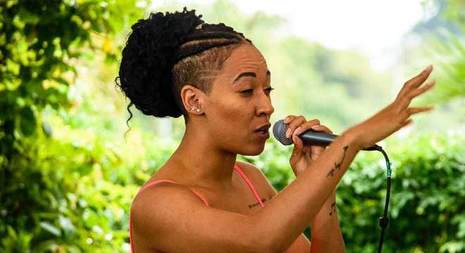 Kimani, 27 anos, representa o Brasil no Campeonato Internacional de poesia falada