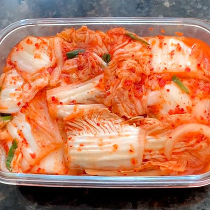 Kimchi: considerado muitas vezes a base da alimentação coreana, este fermentado de acelga ou couve chinesa é consumido nas mais variadas refeições diárias na Coreia do Sul e do Norte. Pode-se comê-lo puro ou adicioná-lo como ingrediente de outras receitas salgadas.