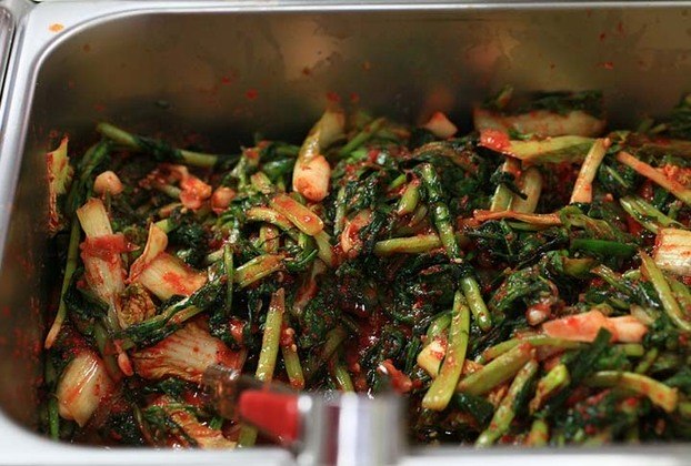 Kimchi: fermentado de acelga ou couve chinesa consumido nas mais variadas refeições diárias nas Coreias do Sul e do Norte. Pode-se comê-lo puro ou adicioná-lo como ingrediente de outras receitas salgadas.
