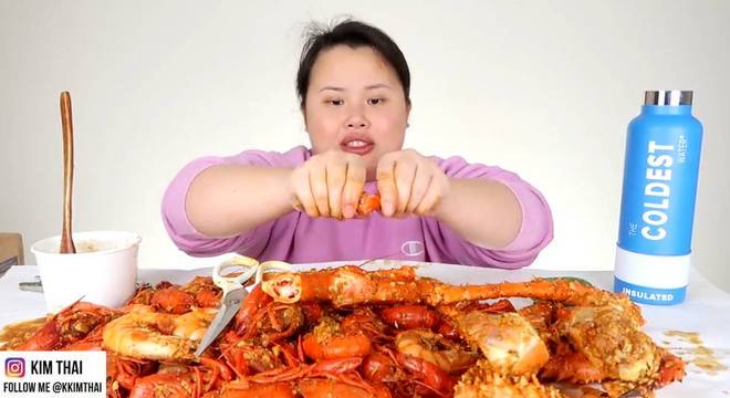 A youtuber americana Kim Thai tem um canal de vídeos de 'mukbang' em que come alimentos de diferentes partes do mundo