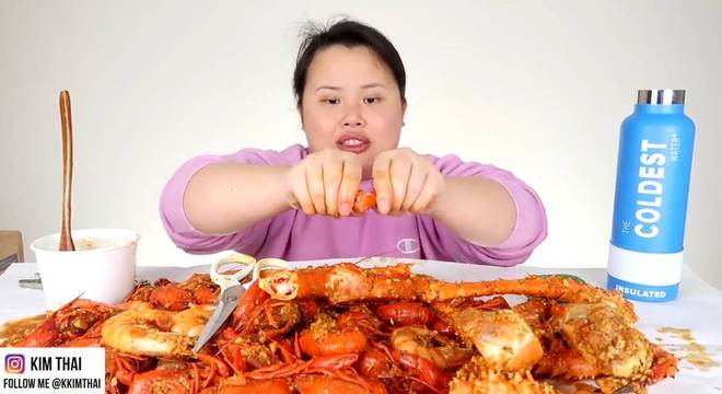 A youtuber americana Kim Thai tem um canal de vídeos de 'mukbang' em que come alimentos de diferentes partes do mundo