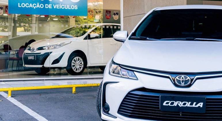 Yaris e Corolla em uma loja da Toyota
