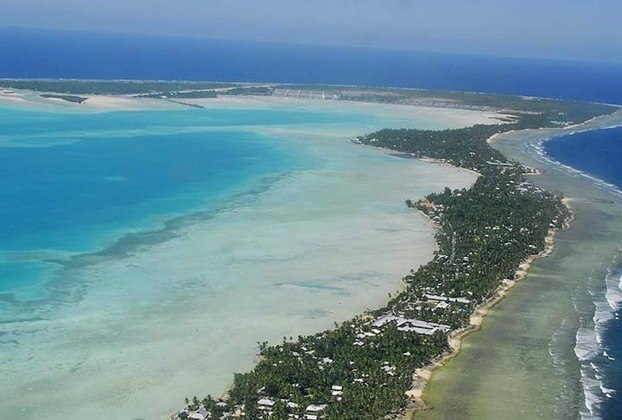 KIRIBATI - Na imensidão do Oceano Pacífico, a linha chega a Taraua, um atol  situado na República de Kiribati, país que contém 33 ilhas. Único no mundo que tem território nos quatro hemisférios da  Terra.