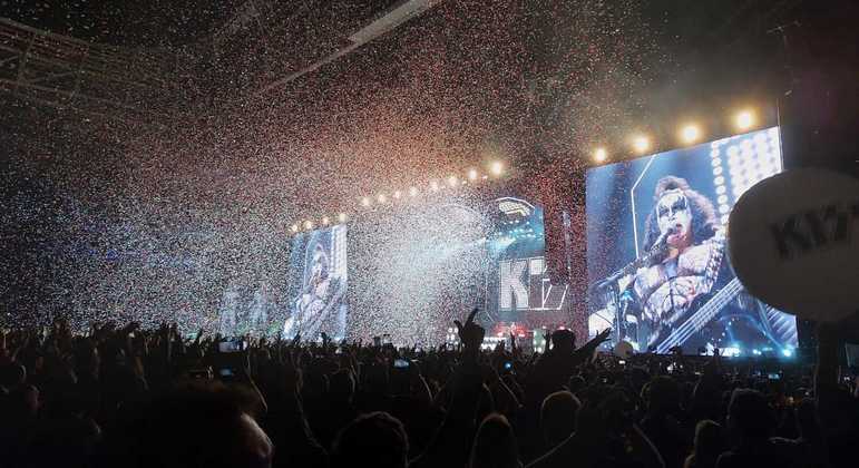 Chuva de papel picado anuncia o fim do show do Kiss em São Paulo