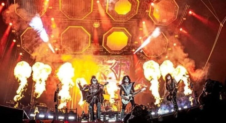 Os integrantes do Kiss no início do show em São Paulo na noite de sábado (30)