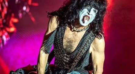 Paul Stanley fazendo estripulias com a guitarra