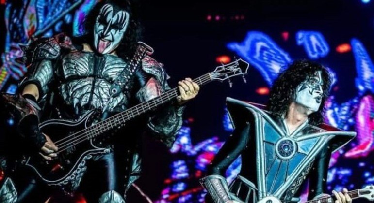 Gene Simmons e o guitarrista Tommy Thayer no palco