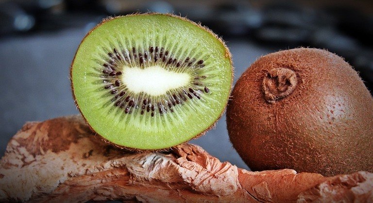Kiwi- Rico em água, o kiwi também é uma excelente fonte de vitamina C, vitamina E e fibras. Contribui para a hidratação e oferece benefícios antioxidantes.