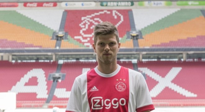 Klaas-Jan Huntelaar foi apresentado para os gramados pelo PSV em 2002, mas após alguns empréstimos, teve destaque atuando pelo Heerenveen. Em 2006, o Ajax comprou o atacante por cerca de 9 milhões de euros e 136 jogos e 105 gols depois, o Real Madrid o contratou por 27 milhões de euros. Huntelaar passou por Milan e Schalke 04 após deixar os merengues, e retornou ao Ajax em julho de 2017, onde está jogando atualmente
(Foto: Reprodução / Twitter)