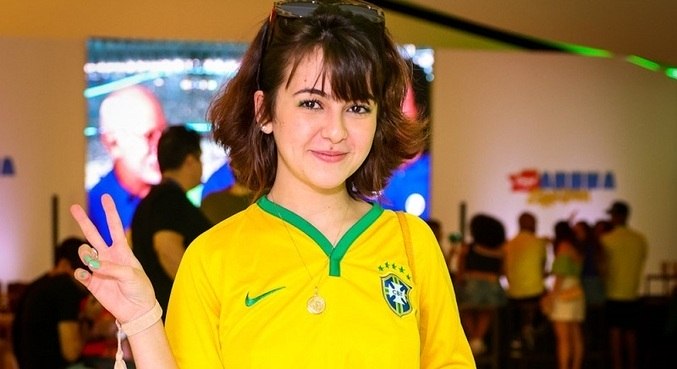 Klara Castanho faz rara aparição para curtir jogo do Brasil após polêmica 