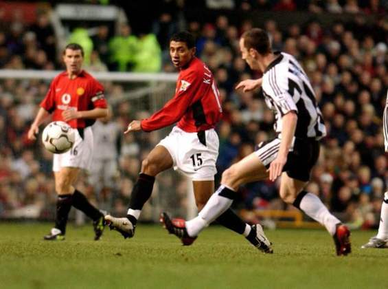 Kleberson - Foi contratado pelo Manchester United após a Copa do Mundo de 2002 e foi apresentado ao lado de Cristiano Ronaldo. Na época, o brasileiro era a grande estrela do anúncio. Mas não vingou. 