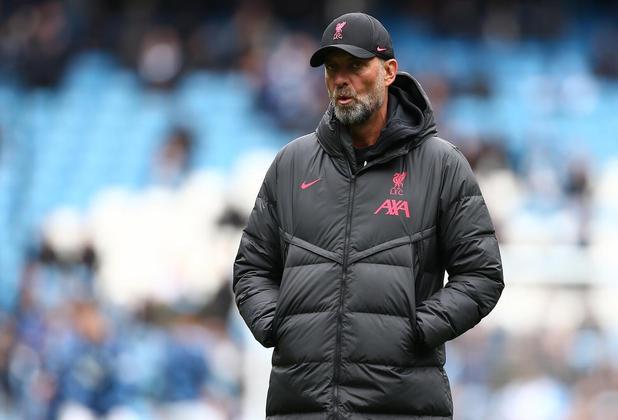 Para fechar o pódio dos técnicos mais bem pagos do mundo, Jurgen Klopp, do Liverpool, é o terceiro com maior salário, recebendo 17,8 milhões de euros, o que equivale a R$ 97,9 milhões (na cotação atual)