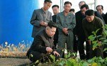 Apesar do gesto simbólico de plantar árvores, a Coreia do Norte disparou foguetes hoje na véspera do início dos maiores exercícios militares conjuntos em cinco anos da Coreia do Sul com os Estados Unidos