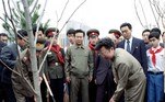 De acordo com o governo, as florestas verdes nas montanhas da Coreia do Norte estão associadas aos 'feitos imortais dos grandes homens inigualáveis que trabalharam de coração e alma pelo país e pelo povo com amor ardente e devoção patriótica'. Na foto, o pai do atual ditador, Kim Jong-il