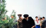 Há oito anos, Kim Jong-un tornou público o lema: 'Que todo o partido, todo o Exército e todo o povo conduzam uma vigorosa campanha de restauração florestal para cobrir as montanhas do país com bosques verdes'. Em 2015, ele próprio plantou uma árvore para acender as chamas do patriotismo no coração das pessoas da Coreia do Norte. Na foto, Kim Il-sung, avô de Kim Jong-un