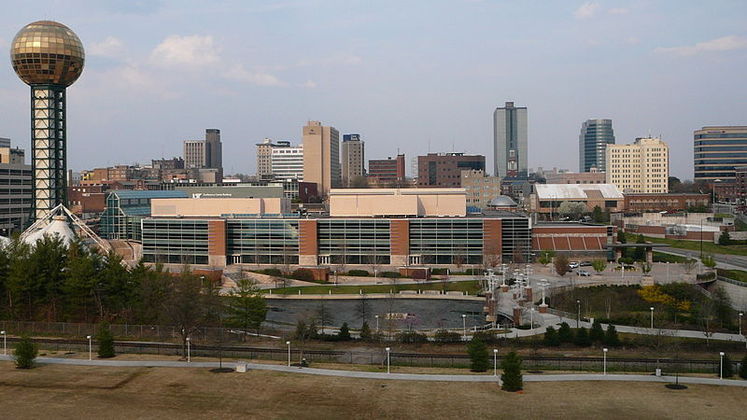2. Knoxville, Tennessee Quando se pensa no estado do Tennessee é provável lembrar de Memphis ou Nashville, mas é em Knoxville que os turistas podem se divertir sem gastar muito. No local, as acomodações são baratas, assim como as experiências nas ruas da cidade. Passeios comuns são conhecer o Knoxville Museum of Art e assistir a um show no Tennessee Theatre