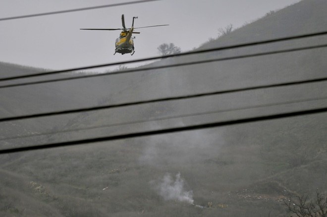 Equipes do corpo de bombeiros de Los Angeles acompanham
neste domingo (26) a operação de resgate do acidente de helicóptero que matou Kobe
Bryant, um dos maiores jogadores de basquete de todos os tempos