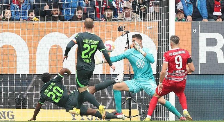 Casteels se esticou todo para evitar gol do Augsburg