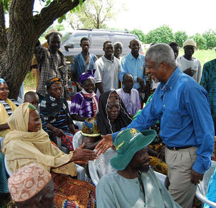 Koffi Annan (1938-2018) - Diplomata ganês, secretário-geral da ONU (1997-2006).  Nobel da Paz em 2001 por criar o Fundo Global de Luta contra Aids, Tuberculose e Malária, para países em desenvolvimento. Ligado a instituições voltadas para o bem coletivo, em âmbito global.