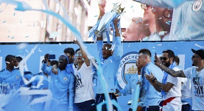 Manchester City, de Kompany, é atual campeão da bilionária Premier League