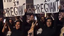 Kourtney Kardashian anuncia gravidez de Travis Barker com cartaz no show do Blink-182