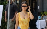 Kourtney Kardashian, que está em clima de romance com Travis Barker, elegeu um look com jeans e uma blusinha amarela
