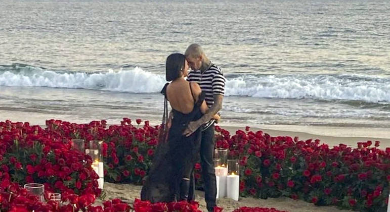 Kourtney Kardashian e Travis Barker estão noivos: 'Para sempre'
