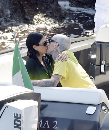 O casal fez um passeio de barco por Sestri Levante, na Ligúria, e trocaram beijos na embarcação depois de mergulharem no mar